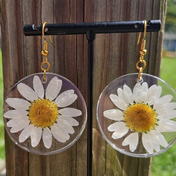 Stunning Daisy Flower Earrings - Picture 2 of 4